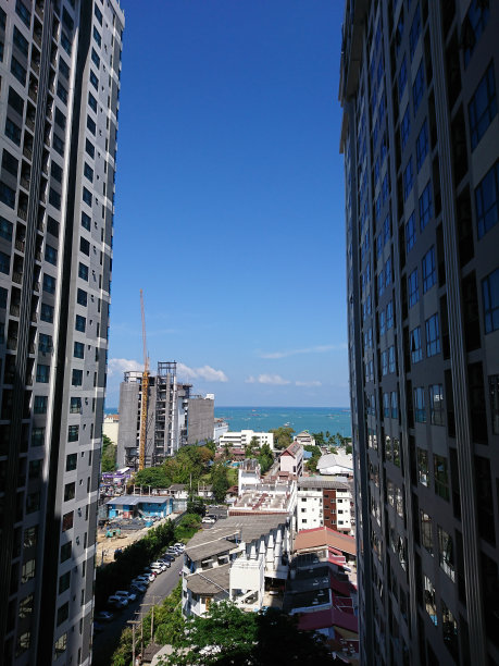 在芭堤雅最好的视点上看到浅蓝色的天空图片下载