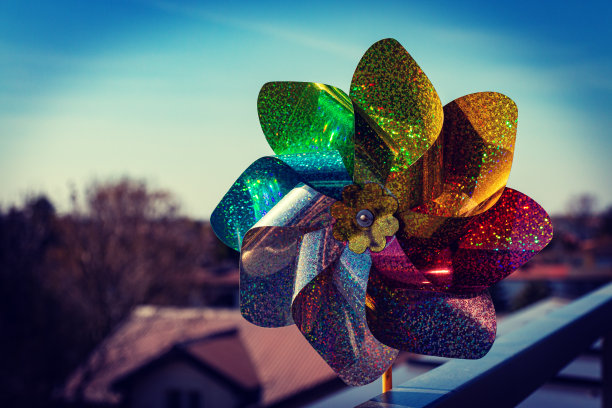 多色风车反射阳光图片下载