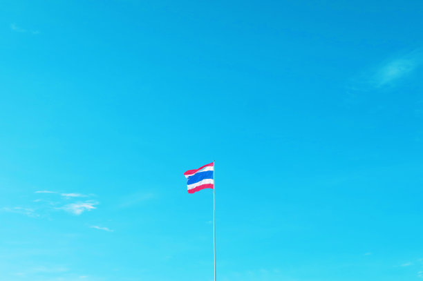 蓝色天空的泰国国旗图片下载