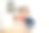 漂亮的妈妈和女儿在厨房画复活节彩蛋图片下载