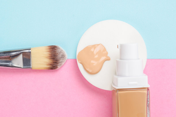 液体粉底玻璃瓶上的化妆海绵图片下载