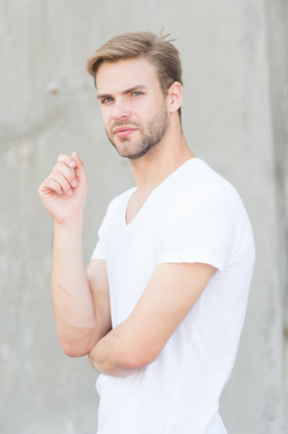 忧郁的心情。使男人外表有吸引力的理想特征。大胡子男休闲风格的特写。男性审美标准。帅气的男人时髦的发型。英俊的白人男子灰色背景图片下载