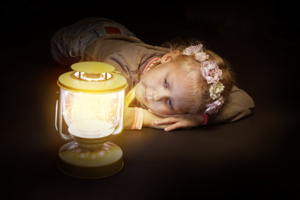 女孩看着一盏灯图片下载