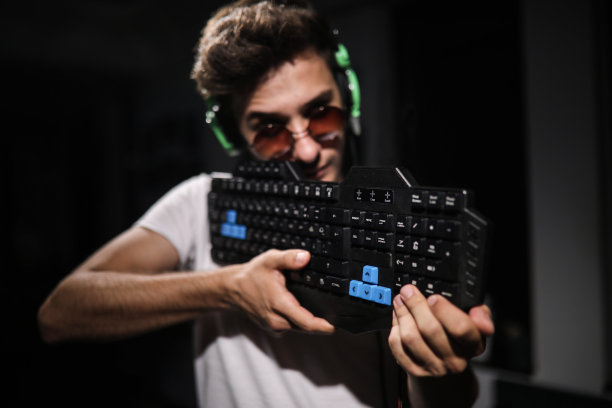 戴耳机的年轻人和电子运动员图片下载