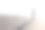 一名亚洲男子在海滩上用智能手机散步。图片下载