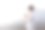 一名亚洲男子在海滩上用智能手机散步。图片下载