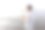 一名亚洲男子在海滩上用智能手机散步。图片下载