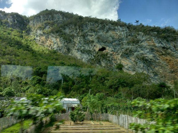 在古巴圣克拉拉附近的路上有一个洞穴的岩石图片下载