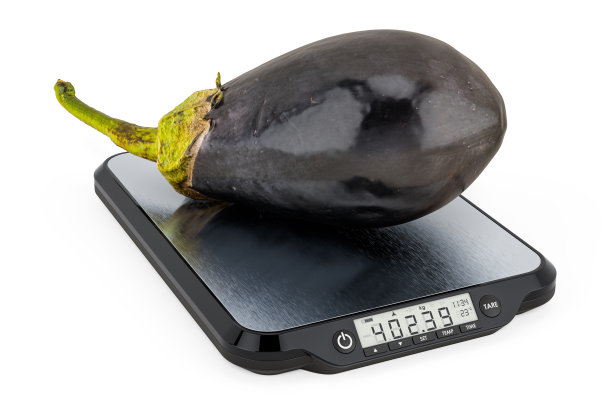 厨房尺度与茄子。3D渲染孤立的白色背景图片下载