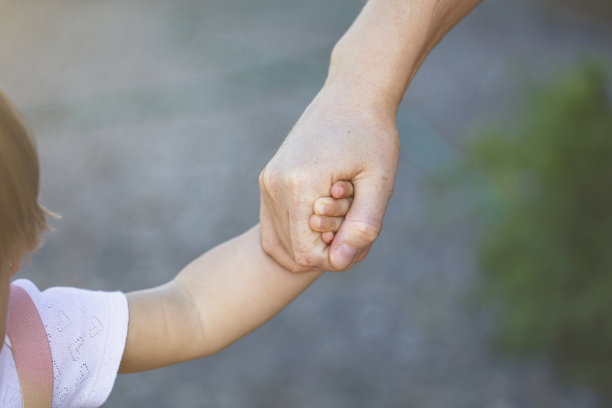 母亲和孩子的手图片下载