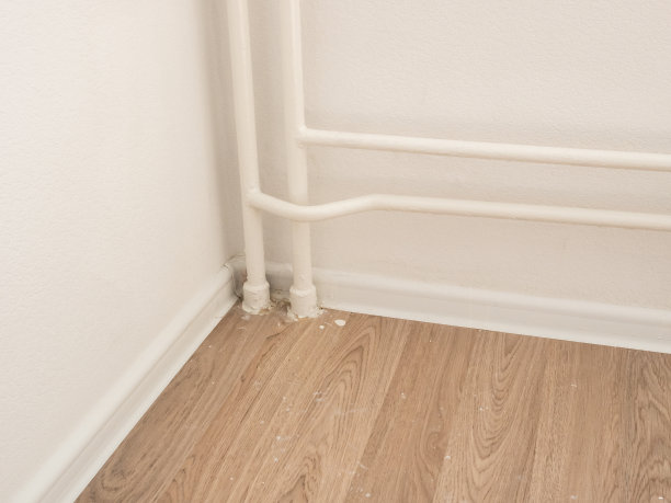 新灯管在房间的角落里，翻新理念图片下载