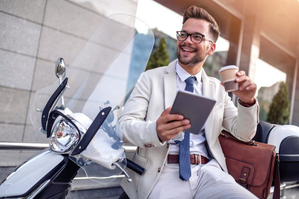 迷人的年轻户外商人图片下载