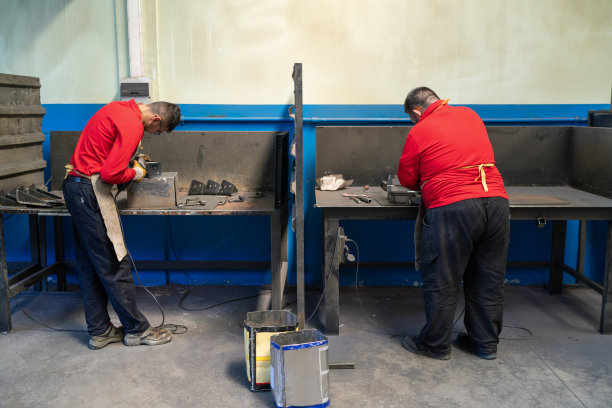 两名员工在生产线上工作图片下载