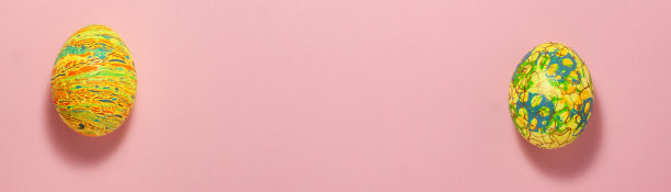 粉红色背景上的黄色和绿色复活节彩蛋的横幅图片下载