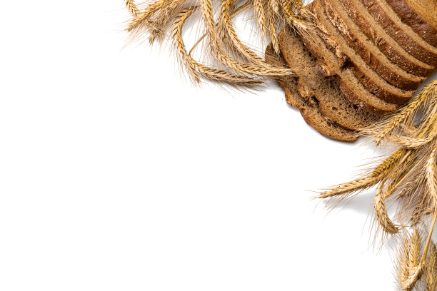 切面包。在白色背景上单独种植小麦穗或穗的乡村传统面包的新鲜面包。用硬面包和面包屑做的黑麦面包。生物成分，非常健康的种子。图片下载