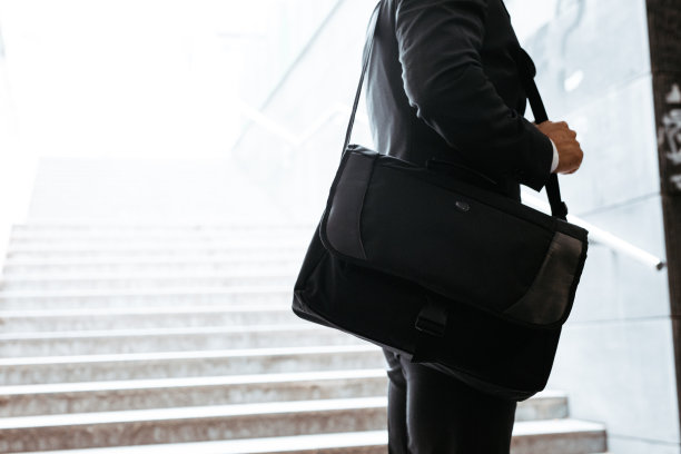 手持电脑包的男子图片下载