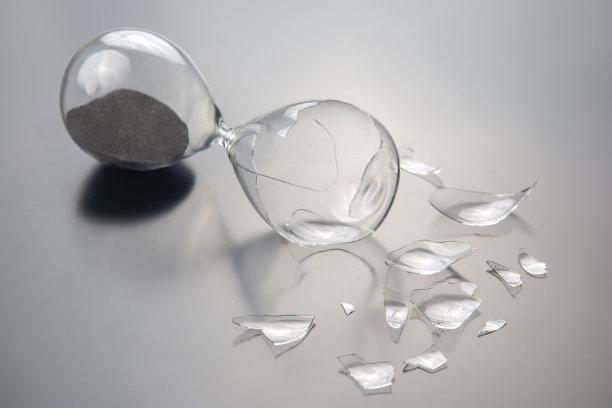 破碎的沙漏。浪费时间。结束的机会。停止测量时间。玻璃碎片。破碎的希望图片下载