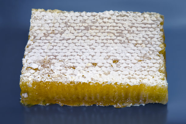 蓝色背景上的新鲜蜂房。维生素和健康的天然食品图片下载