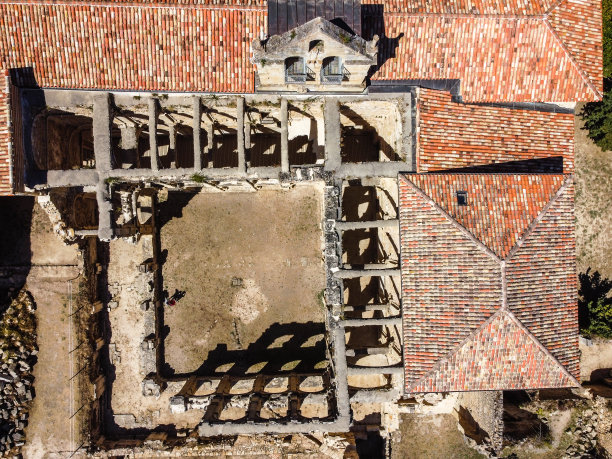 鸟瞰图，废弃的圣玛丽亚de RIoseco修道院。图片下载