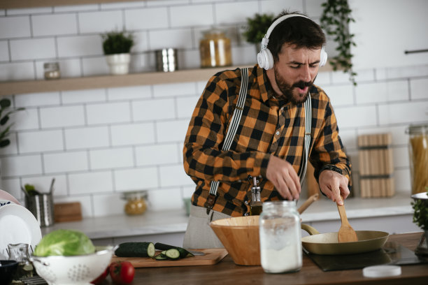 年轻有魅力的男人在厨房唱歌图片下载