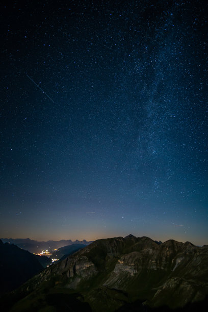 山村上空的夜空图片下载