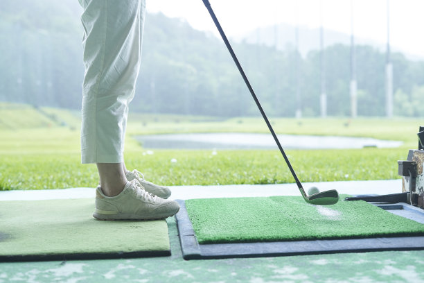一个女人在高尔夫球场上练习的脚图片下载