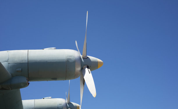 飞机螺旋桨映衬着蓝天。水平格式。为文本复制空间。图片下载