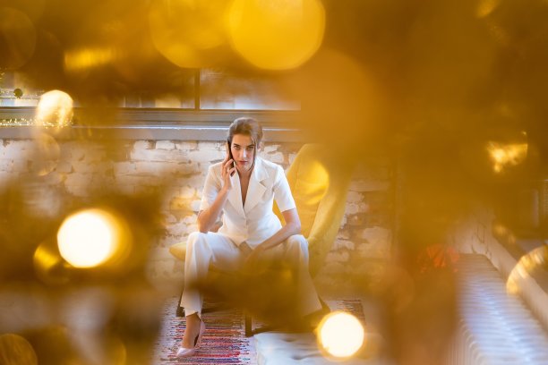 现代商业女性用智能手机聊天图片下载