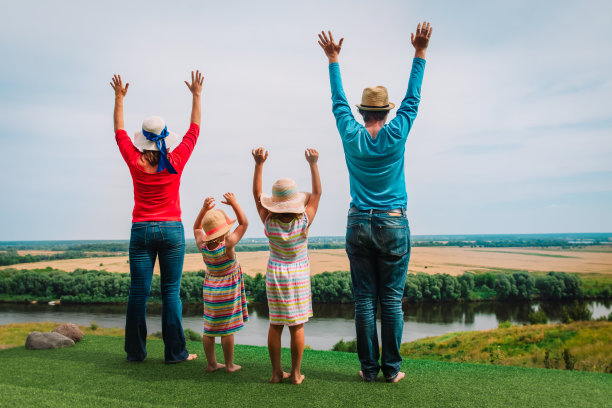 带着孩子的幸福家庭在乡下享受暑假图片下载