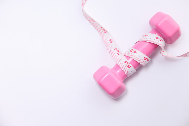 健身概念与哑铃和测量带在白色的背景图片下载