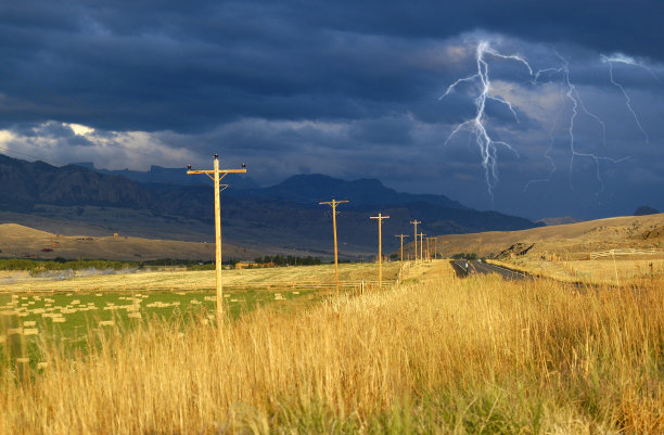 在有闪电和大雨的暴风雨中开车，而留下阳光灿烂的天空，把干草变成黄金。图片下载