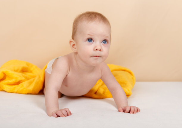 有趣的新生儿洗澡或洗澡后在家里的床上放松图片下载