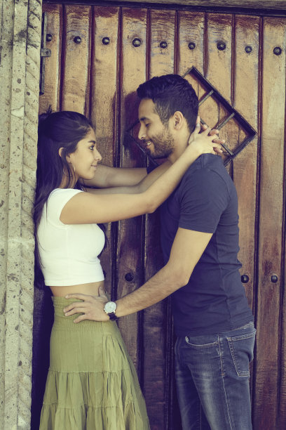 幸福的年轻情侣在户外表达彼此的爱。图片下载