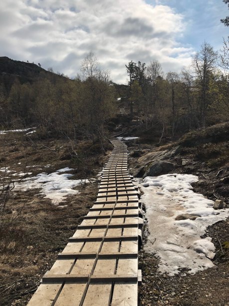 攀登摩登山的小路图片下载