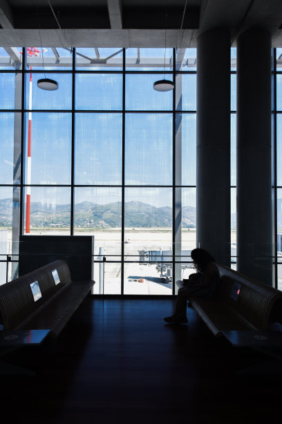 在机场等待的女性乘客图片下载
