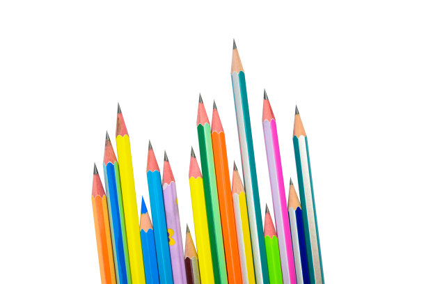 一些不同颜色的木头蜡笔放在白纸背景上的图像图片下载