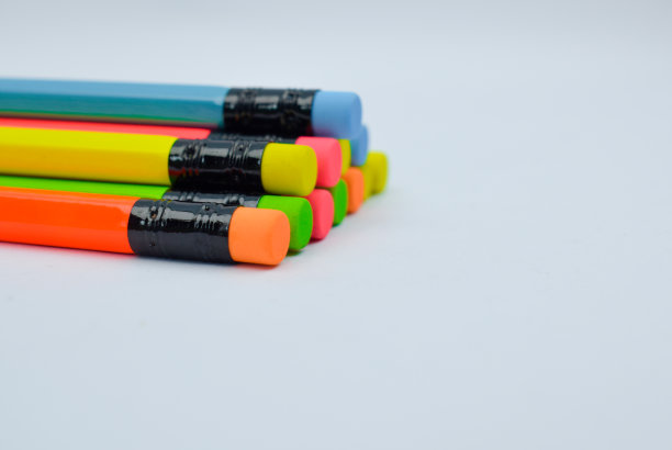 侧面的三角形模式与许多不同颜色的木头铅笔蜡笔图片下载