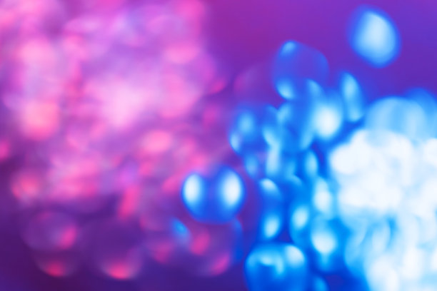 散焦灯光彩色散焦在黑色背景上的庆祝设计。抽象模糊的背景为您的设计。图片下载