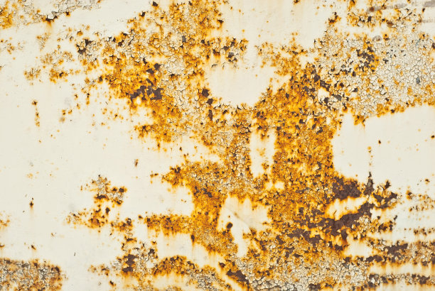 旧金属栅栏的纹理。被黄色油漆划伤的金属板。图片下载