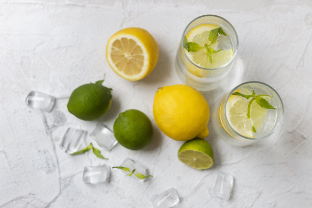 加冰的冰柠檬水。美味的柠檬水，柠檬，青柠和薄荷。加冰的冰柠檬水。图片下载