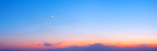 晚霞天空和新月全景图片下载