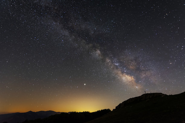 银河系的心脏。从山顶上有十字架的山景在夜间时间。蒙特Livata。意大利图片下载
