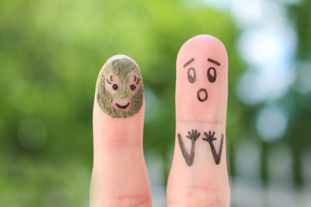 手指是情侣的艺术。丈夫看到妻子戴着泥面膜，很害怕。图片下载