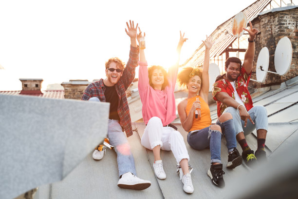 两对幸福的夫妇在户外喝着饮料图片下载