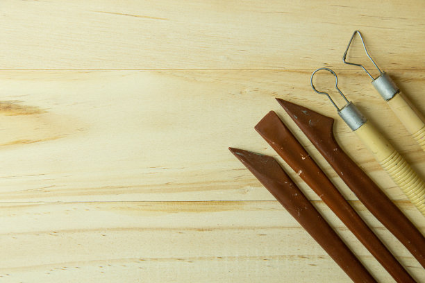 雕刻工具上的木头为教育和艺术内容。图片下载