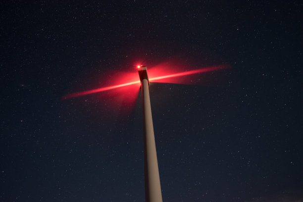 风车和星星与抽象照明的夜晚照片。图片下载