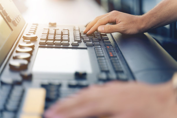 音响技师或灯光技师控制音乐会的音乐表演。专业音响、灯光混音控制器面板。音乐会的专业设备。舞台灯光控制。手动调音混音器图片下载