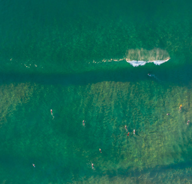 鸟瞰海浪和冲浪者图片下载