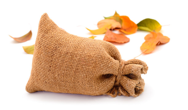 谷袋上的背景是秋叶。图片下载