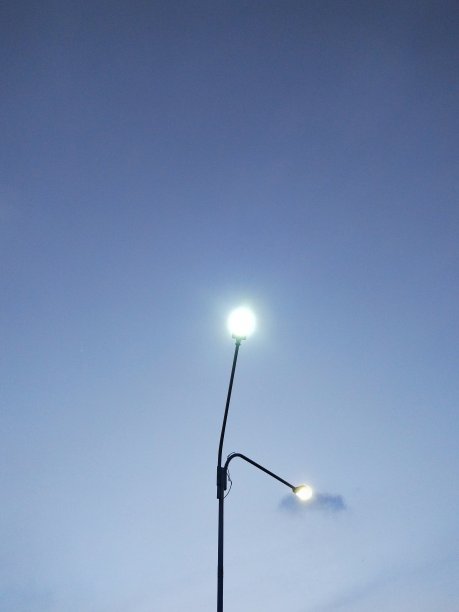 蓝天背景下的电线杆图片下载